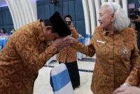 Menteri Pertahanan RI Prabowo Subianto menunjukkan sikap santun dan hormat saat bertemu dan berpapasan dengan istri para seniornya. (Facbook.com/@Kementerian Pertahanan Republik Indonesia )