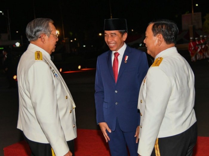 Presiden RI Joko Widodo beserta Presiden ke 6 RI yakni Susilo Bambang Yudhoyono menghadiri acara Parade Senja Dirgahayu TNI ke 78. (Dok. Tim Media Prabowo)