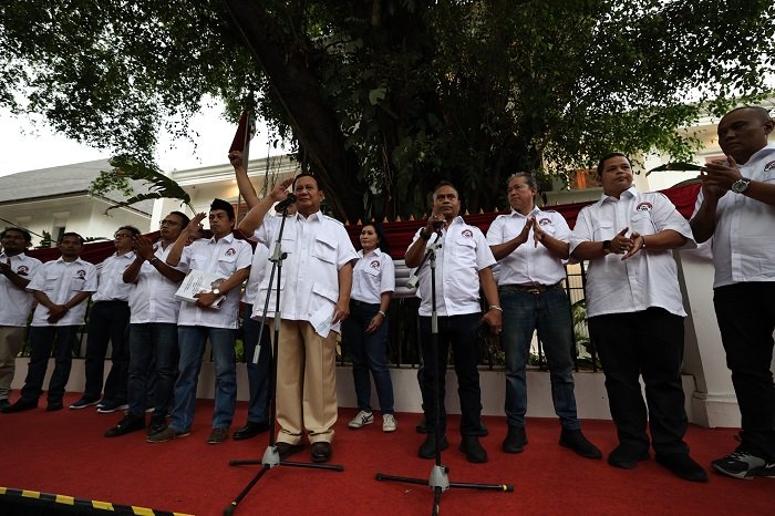Capres Koalisi Indonesia Maju, Prabowo Subianto, bersama para aktivis 98 yang tergabung dalam 'Masyarakat 08' di Kertanegara. (Dok. Tim Media Prabowo) 
