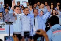 Prabowo Subianto bersama Gibran Rakabuming Raka saat memberi sambutan dalam agenda Suara Muda Indonesia untuk Prabowo Gibran di Jakarta Convention Center (JCC) Senayan, Jakarta. (Dok. TKN Prabowo Gibran)