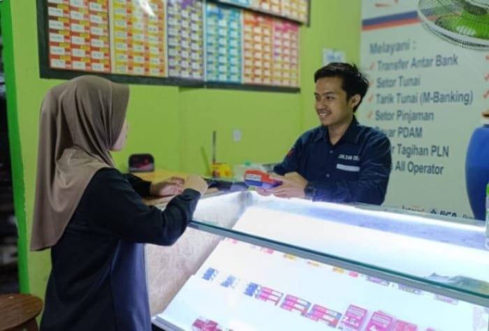 Setelah dikembangkan menjadi AgenBRILink Counter pulsa milik Hadriansah yang berupa sebuah lapak kecil di Pasar Induk Kramat Jati, Jakarta Timur, nyaris tak pernah sepi pengunjung. (Dok. BRI)