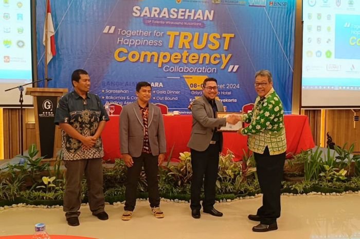 Gathering dan Sarasehan LSP Talenta Wirausaha Nusantara untuk Penguatan Kewirausahaan dan UKM di Indonesia, yang di hadiri oleh Martshudy Khahar, S.E., Deputi Bidang Usaha Mikro Kementrian Koperasi dan UMKM RI, dan NS. Aji Martono, Komisioner Badan Nasional Sertifikasi Profesi (BNSP) di Grya Persada Hotel, Kaliurang - Jogjakarta (9/3/24). (Doc.Ist)