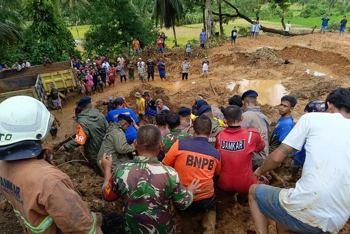 Proses evakuasi korban meninggal dunia yang tertimbun longsor di Kabupaten Padang Pariaman, Sumatra Barat. (Dok. BPBD Kabupaten Padang Pariaman.)