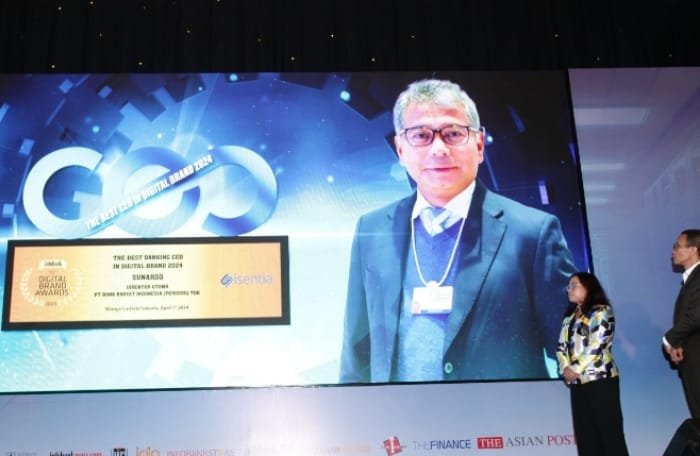 Dirut Sunarso dinobatkan The Best CEO in Digital Brand dalam ajang 13th Infobank-Isentia Digital Brand Recognition 2024. (Dok. BRI)