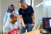 Direktur Retail Funding and Distribution BRI Andrijanto meninjau operasional di Branch Office BRI Jakarta Kramat Jati dan Branch Office BRI Bogor Dewi Sartika yang tetap memberikan layanan secara terbatas. (Dok. BRI)