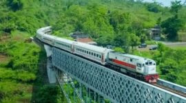 PT Kereta Api Indonesia (KAI) mencatatkan rekor dalam hal ketepatan waktu selama Lebaran 2024, dengan mengoperasikan 3.576 perjalanan KA jarak jauh atau rata-rata 238 KA per hari. (Dok. Travel Bestie)