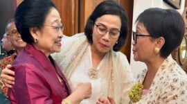 Menteri Keuangan Sri Mulyani dan Menteri Luar Negeri Retno Marsudi saat bersilaturahmi di kediaman Ketua Umum PDI Perjuangan Megawati Soekarnoputri. (Instagram.com/@smindrawati)
