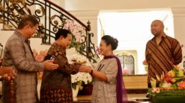 Ketua Umum Partai Gerindra sekaligus presiden terpilih periode 2024-2029 Prabowo Subianto menghadiri acara ulang tahun Titiek Soeharto yang ke-65 tahun di kediaman Jl. Teuku Umar, Menteng, Jakarta Pusat, Minggu (14/4/2024) malam. (Dok. TIm Media Prabowo)