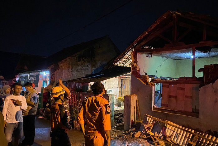 Sejumlah bangunan di tampak rusak akibat gempa berkekuatan M6,2 di Kabupaten Garut, pada Sabtu (27/4) malam. Dok. BPBD Kota Tasikmalaya)

