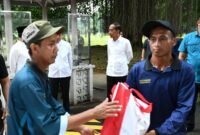 Presiden Jokowi menyaksikan penyerahan bantuan paket sembako bagi masyarakat di sekitar Kompleks Istana Kepresidenan Bogor. (Dok. Setkab.go.id)

