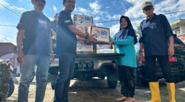 BRI melalui aktivitas Corporate Social Responsibility (CSR) BRI Peduli melakukan penyaluran bantuan tanggap bencana bagi warga terdampak banjir di Sumatera Barat, khususnya di wilayah Kabupaten Agam. (Dok. BRI)