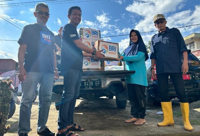 BRI melalui aktivitas Corporate Social Responsibility (CSR) BRI Peduli melakukan penyaluran bantuan tanggap bencana bagi warga terdampak banjir di Sumatera Barat, khususnya di wilayah Kabupaten Agam. (Dok. BRI)