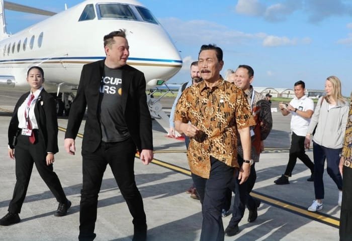 CEO SpaceX sekaligus Tesla Inc, Elon Musk, tiba di Bandara Internasional I Gusti Ngurah Rai, Bali pada Minggu (19/5/2024) disambut Menko Marves Luhut Binsar Pandjaitan. (Instagram.com/@worldwaterforum10)