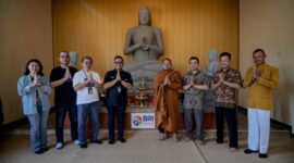 CSR BRI Peduli menyalurkan bantuan sarana prasarana peribadatan di Vihara Dhamma Gayasih yang terletak di Dusun Ngalarangan,  Desa Getas, Kec. Kaloran, Kab. Temanggung. (Dok. BRI)