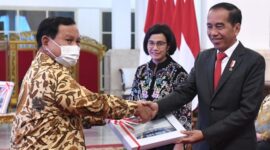 Prabowo Subianto bersama Presiden Jokowi dan Menteri Keuangan Sri Mulyani. (Dok. Kemhan.go.id)
