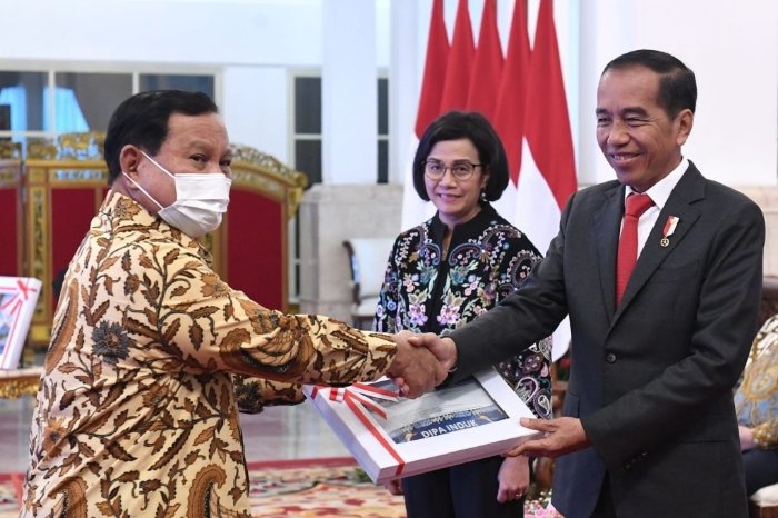 Prabowo Subianto bersama Presiden Jokowi dan Menteri Keuangan Sri Mulyani. (Dok. Kemhan.go.id)