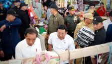 Presiden Joko Widodo ditemani Kepala Bapanas Arief Prasetyo Adi mengunjungi Pasar Lacaria, di Kabupaten Kolaka Utara, Provinsi Sulawesi Tenggara. (Dok. Tim Komunikasi Bapanas)
