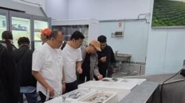 Arief Prasetyo Adi dan Komisi IV DPR RI mngunjungi pasar ikan Marknadsvägen Årsta di Stockholm. (Dok. Tim Komunikasi Bapanas)

