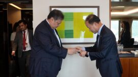 Menteri Koordinator Bidang Perekonomian Airlangga Hartarto saat melakukan pertemuan dengan Chairman Lotte Chemical. (Dok. Ekon.go.id)