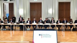 Menteri Koordinator Bidang Perekonomian Airlangga Hartarto dan Wakil Kanselir dan Menteri Ekonomi dan Aksi Iklim Republik Federal Jerman Y.M. Robert Habeck melakukan pertemuan bilateral di Berlin Jerman. (Dok. Ekon.go.id)