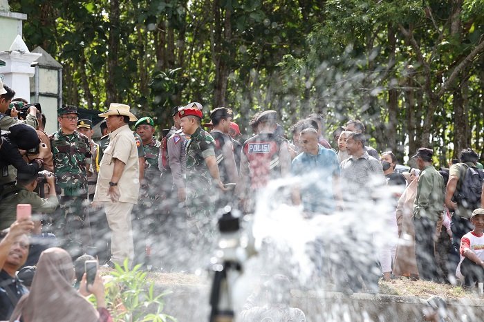 Menteri Pertahanan (Menhan) RI Prabowo Subianto meninjau pemasangan bantuan pipa air bersih. (Dok. Tim Media Prabowo)

