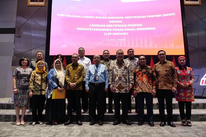 Foto : Acara penyerahan Sertifikat Lisensi BNSP kepada LSP IKEPAMI di Jakarta. Acara ini dihadiri oleh berbagai pemangku kepentingan industri pasar modal, termasuk perwakilan dari OJK, PT Bursa Efek Indonesia, dan asosiasi terkait, Jakarta (3/7/24). (Doc.Ist)