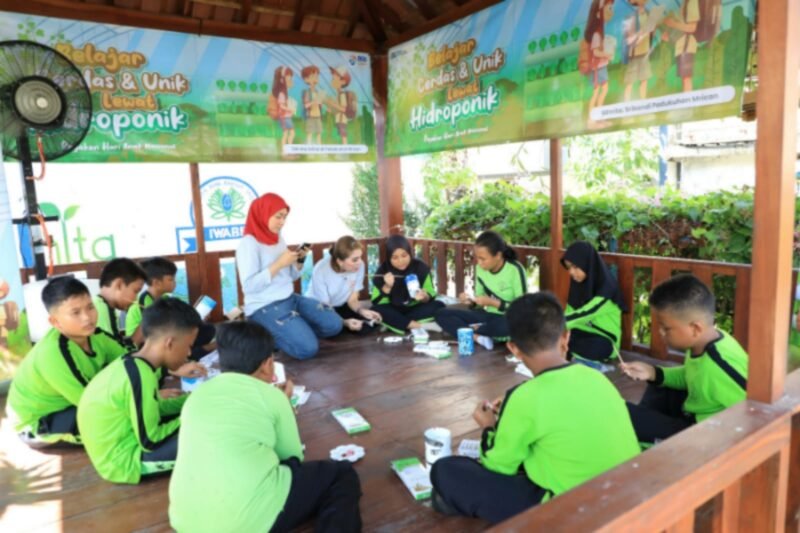 BRI melalui aktivitas Corporate Social Responsibility (CSR) BRI Peduli mengajak pelajar Sekolah Dasar Negeri (SDN) Karangrejek 02 yang beralamat di  Kec. Wonosari, Kabupaten Gunung Kidul, Yogyakarta untuk mengikuti kegiatan edukasi wisata di salah satu lokasi program “BRI Bertani di Kota” (BRINita) Padukuhan Mrican. (Dok. BRI)