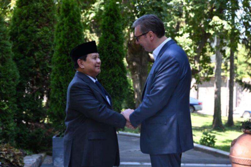 Presiden Serbia Aleksandar Vucic dan Presiden RI terpilih Prabowo Subianto dalam pertemuan persahabatan antar dua negara, Senin (29/7/2024). (Dok. Tim Media Prabowo Subianto)