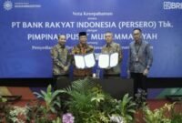 Pimpinan Pusat Muhammadiyah dan Bank Rakyat Indonesia (BRI) menandatangani Nota Kesepahaman tentang Penyediaan dan Pemanfaatan Jasa dan Layanan Perbankan pada Rabu (17/07/2024) di Kantor PP Muhammadiyah Yogyakarta. (Dok. muhammadiyah.or.id)