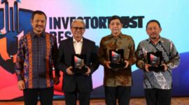 Chief of Executive Officer Investortrust.id, Primus Dorimulu dan dewan juri Investortrust Best Insurance 2024. (Dok. Investortrust.id)

