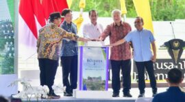 Presiden RI Joko Widodo melakukan peletakan batu pertama (groundbreaking) Astra Biz Center dan Nusantara Botanical Garden yang dibangun di Kawasan Ibu Kota Nusantara (IKN), Kabupaten Penajam Paser Utara, Kalimantan Timur, Selasa (04/06/2024). (Foto: BPMI Setpres/Vico)
