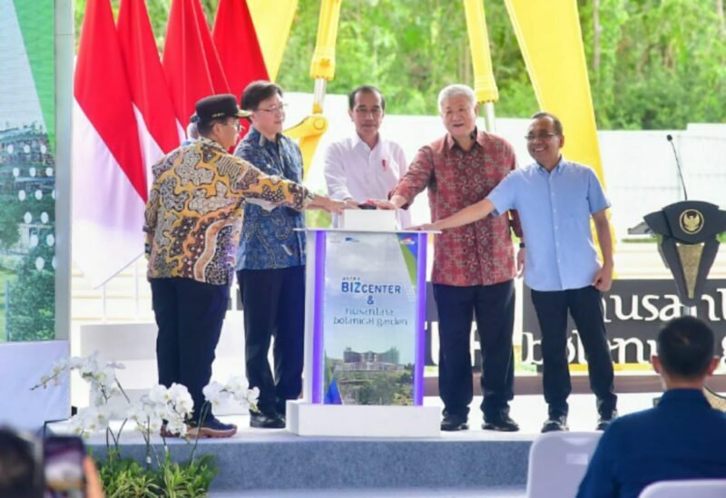 Presiden RI Joko Widodo melakukan peletakan batu pertama (groundbreaking) Astra Biz Center dan Nusantara Botanical Garden yang dibangun di Kawasan Ibu Kota Nusantara (IKN), Kabupaten Penajam Paser Utara, Kalimantan Timur, Selasa (04/06/2024). (Foto: BPMI Setpres/Vico)
