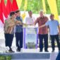 Presiden RI Joko Widodo melakukan peletakan batu pertama (groundbreaking) Astra Biz Center dan Nusantara Botanical Garden yang dibangun di Kawasan Ibu Kota Nusantara (IKN), Kabupaten Penajam Paser Utara, Kalimantan Timur, Selasa (04/06/2024). (Foto: BPMI Setpres/Vico)
