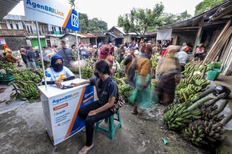 AgenBRILink berperan penting dalam menyediakan akses keuangan hingga ke seluruh pelosok Tanah Air terbukti mampu memberikan manfaat bagi masyarakat luas. (Dok. BRI)