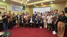 Foto : Peserta Pelatihan Asesor Kompetensi LSP Pasar Modal Foto bersama dengan Pemateri di Cosmos Amarosa Hotel, Antasari, Jakarta (12/8/12). (Doc.Ist)