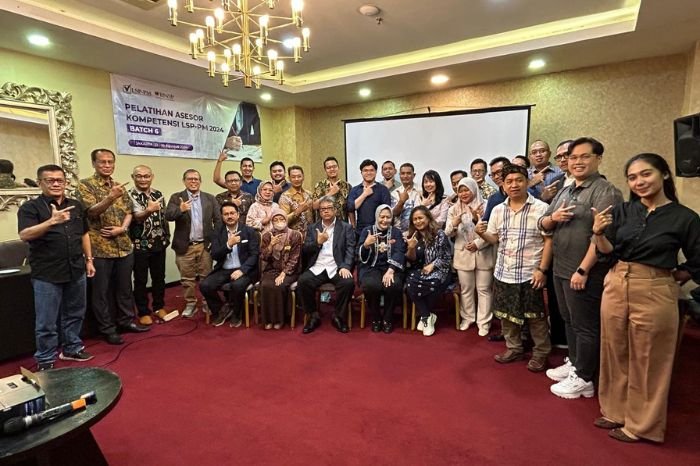 Foto : Peserta Pelatihan Asesor Kompetensi LSP Pasar Modal Foto bersama dengan Pemateri di Cosmos Amarosa Hotel, Antasari, Jakarta (12/8/12). (Doc.Ist)