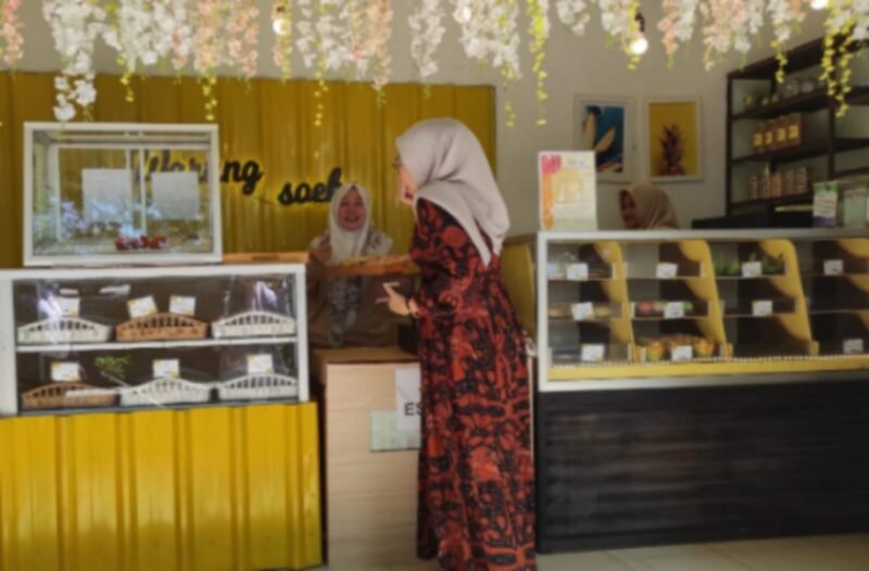 Warung Soeka, usaha roti milik Nur Fitra asal Sumenep yang sukses berkat memanfaatkan Kredit Usaha Rakyat Bank Rakyat Indonesia (BRI). (Dok. BRI)