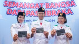 BRI melalui aktivitas Tanggung Jawab Sosial Lingkungan (TJSL) BRI Peduli memberikan apresiasi berupa dana bantuan Pendidikan (Beasiswa) bagi setiap anggota Paskibraka Tingkat Pusat dan dana apresiasi kepada Tenaga Pendukung Paskibraka Tingkat Pusat. (Dok. BRI)
