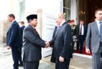 Menteri Pertahanan RI sekaligus presiden RI terpilih, Prabowo Subianto saat bertemu Presiden Rusia Vladimir Putin di Moskow. (Dok. Tim Media Prabowo)

