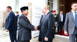 Menteri Pertahanan RI sekaligus presiden RI terpilih, Prabowo Subianto saat bertemu Presiden Rusia Vladimir Putin di Moskow. (Dok. Tim Media Prabowo)

