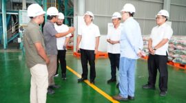 Kepala Bapanas Arief Prasetyo Adimengunjungi Sentra Penggilingan Padi (SPP) Bulog Karawang, Jawa Barat. (Dok. Tim Komunikasi Bapanas)