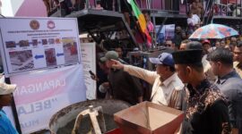 Menteri Pertahanan RI dan presiden terpilih 2024-2029 Prabowo Subianto melihat secara langsung kondisi  rumah apung yang berada di Muara Angke. (Dok. Tim Media Prabowo)