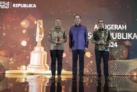 BRI meraih penghargaan dalam kategori Community Empowerment and Development pada ajang Anugerah ESG Republika 2024 yang digelar di Hotel Westin, Jakarta Selatan, Kamis (19/09/2024). (Dok. BRI)