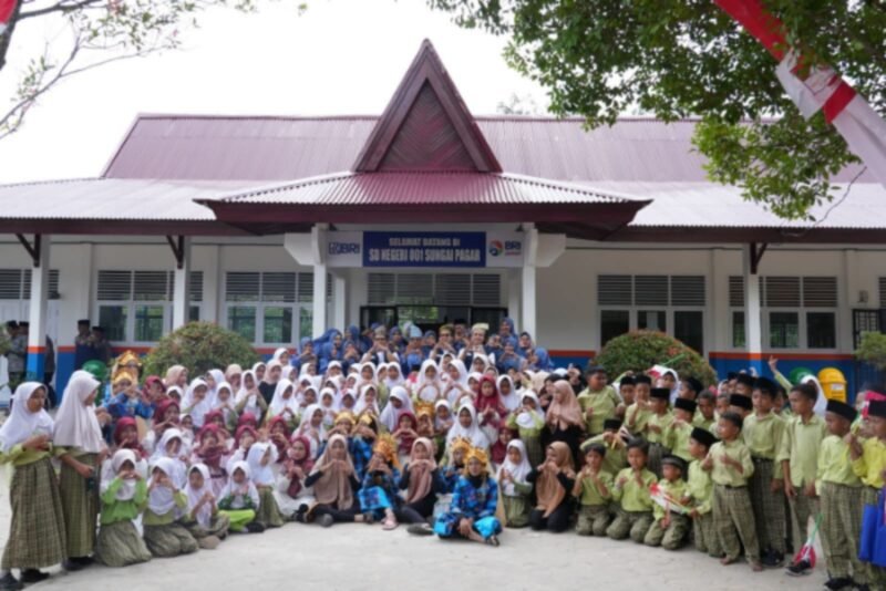 BRI melalui program Corporate Social Responsibility (CSR) ‘BRI Peduli Ini Sekolahku’ mengambil inisiatif memberikan bantuan perbaikan SDN 001 Sungai Pagar hingga menjadi sekolah yang indah, bersih dan nyaman. (Dok. BRI)