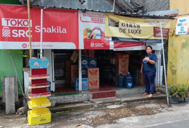 Bermula pengalaman sebagai karyawan di sebuah minimarket, Dessi berhasil mengubah kehidupannya dengan membuka toko kelontong yang kini berkembang pesat berkat kemitraan dengan AgenBRILink dan program kelompok Mekaar. (Dok. BRI)