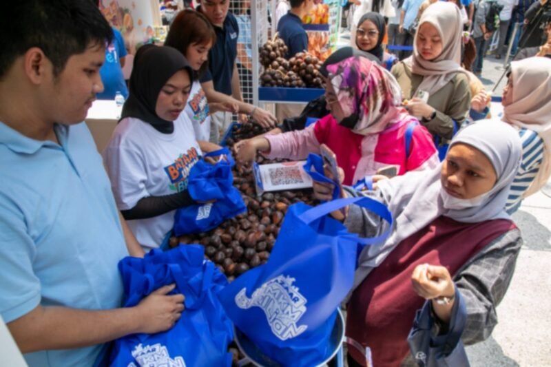 Kelompok Tani Jaya Lestari membawa produk unggulan berupa salak pondoh pada Bazaar UMKM BRILiaN di Kantor Pusat BRI, Jakarta pada Jumat (18/10/2024). (Dok. BRI)