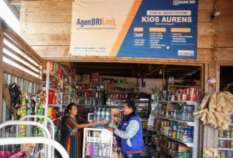 AgenBRILink yang juga seorang pengusaha kelontong di Merauke, Papua Siti Khusnul Khotimah berhasil memberikan kemudahan bagi warga sekitar dalam mengakses layanan perbankan. (Dok. BRI)