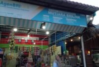 Sri Dewi, AgenBRILink sekaligus pemilik warung di Desa Pematang Seleng, Aiknabara, Kabupaten Labuhan Batu, Sumatera Utara. (Dok. BRI)