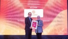 Chief Editor Warta Ekonomi, Muhamad Ihsan, menyerahkan penghargaan Indonesia Public Relations Awards (IPRA) 2025 kepada Tyas Sastradipradja, Associate Director ID COMM, di Jakarta (24/1/2024). (Dok. ID COMM)