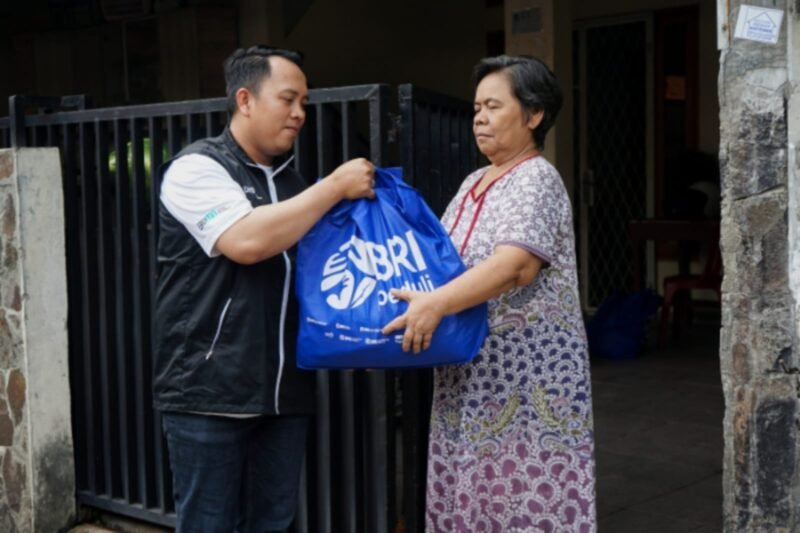 Memaknai Ramadan 2025, BRI Group kembali menjalankan kegiatan “Berbagi Bahagia Bersama BRI Group” berupa penyaluran bantuan sembako sebanyak lebih dari 100.000 paket. (Dok. BRI)